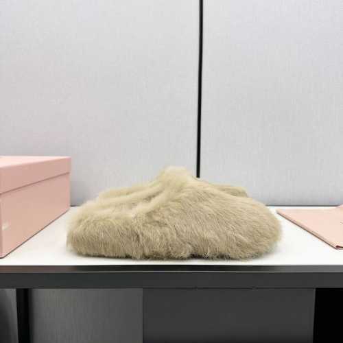 MIUMIU经典秋冬字母毛毛拖鞋 这季节美鞋太多这款毛拖 真的是让我无法自拔真太可爱了～ 大底我们选用的是与原版一样的TPU材质 底片耐磨防滑！！ 码数：35-