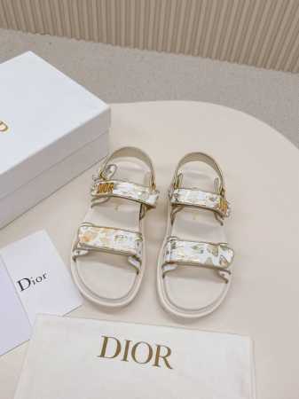 高端电绣款 Dior 最新款凉鞋 这款混种羊皮 Dioract 凉鞋款式时尚。搭配贴合脚型的内底，采用格外轻盈、舒适的皮革制作。鞋面饰带采用魔术贴开合，搭配金色 - 点击图像关闭