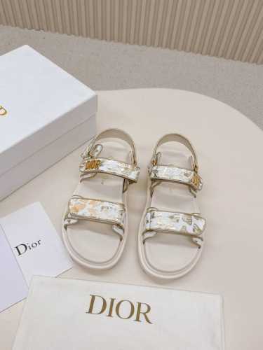 高端电绣款 Dior 最新款凉鞋 这款混种羊皮 Dioract 凉鞋款式时尚。搭配贴合脚型的内底，采用格外轻盈、舒适的皮革制作。鞋面饰带采用魔术贴开合，搭配金色