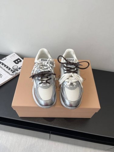 Miumiu 缪缪 25Ss New Arrival 2025走秀新款 复古做旧阿甘德训鞋厚底休闲运动鞋 这款系带休闲运动鞋妥妥的美式复古风格 上脚超级好看舒适
