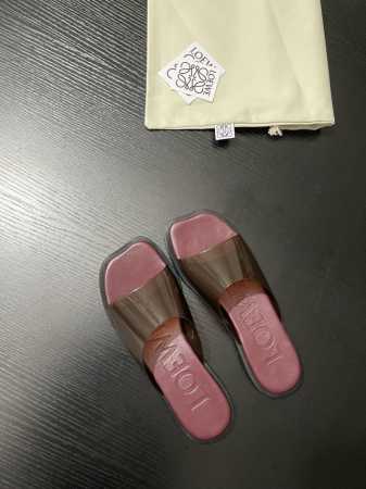 一眼万年的LOEWE透明凉拖LOEWE这双凉拖，纯净白色搭配透明鞋面，简约又独特。一脚蹬设计，轻松适配各种穿搭，时髦氛围瞬间拉满，夏日出街超吸睛鞋面进口胶片 内 - 点击图像关闭