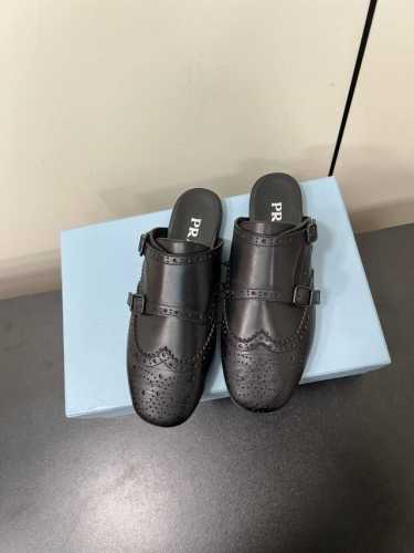 P P390男款 P40070Ss春夏新款Prada普拉达情侣复古手工雕花皮雕扣平底乐福鞋 半拖鞋 这款鞋履着意呈现经典与复古格调，兼具阳刚气质与柔美风情，形成