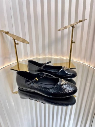 prada 普拉达新品 实力来袭 prada Glow限时店很闪亮的单品 玛丽珍单鞋 芭蕾舞鞋 超级爆系列爆品，各大网红明星乔欣，程潇，刘令姿同款圆头三角扣 玛