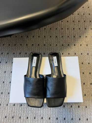 toteme 25Ss 新品一片式羊皮平底拖鞋 软软糯糯 美出新高度 个性又不失优雅 搭配羊皮鞋底 复古与时尚融合 无论是裙装还是裤装 轻松适配 为穿搭注入高级