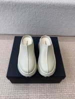 Dymonlatry 小众潮牌 25Ss爆款推荐 复古 厚底 半拖 时髦精每年必关注的鞋履品牌，它家设计总能让你勇于突破和创新 无论日常休闲还是机能感混搭，这款