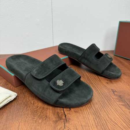 Lp 家新品 Loropian* 诺悠-翩雅 新款男士休闲凉鞋拖鞋！ 整个鞋子采用高丝光牛反绒面料，中底垫脚同材质打造 白色牛皮滚边撞色突显时尚风范。鞋面饰有立 - 点击图像关闭