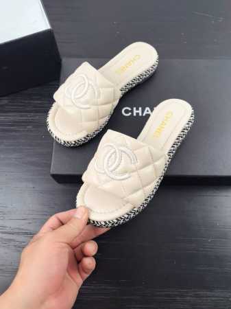 chanel小香 初夏 蜜儿 度假厚底拖鞋 人气款 专柜断货王 推荐人手一双 胖墩墩的蜜儿拖软绵绵脚感 颜值款 上脚增高3M好穿又显瘦 日常随意搭配尽是惊讶 本 - 点击图像关闭