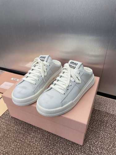 工厂价 Miumiu 2025春夏高定系列走秀新款果冻色系带休闲运动小白鞋 缪缪明星同款字母logo圆头拼色滑板女拖鞋材质:鞋面进口小牛皮+水染羊皮内里+原版开