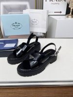 prada 普拉达 25Ss 春夏新款 凉鞋 简单的设计大概就是它最让人喜欢的点 不是烂大街的那种 很有自己的品牌个性 面料采用小牛皮 内里垫脚混种羊皮 跟高