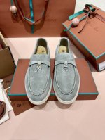 灰绿 认准Lp诺悠翩雅顶级公司货 Loro Piana 女鞋 Lp经典半拖，舒适休闲的软皮平地鞋，采用柔软的无衬里绒面牛皮革制作，浅色橡胶鞋底，是Loro Pi