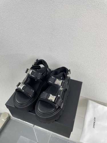 松糕沙滩鞋 Dym*Nlatry 国潮 设计师品牌 沙滩鞋 国潮时尚不可阻挡 D N这款 厚底松糕 堪称经典 这个品牌的鞋子不用多说 懂的自懂 非常优秀的作品