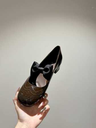 Miu Miu 缪缪 25 早春新品 专柜主打最新走秀款 复古玛丽珍粗跟单鞋缪家高货 顶级工艺打造精品质感 无敌舒适 绝对是一见钟情款！时尚百搭，人手必备！鞋面 - 点击图像关闭