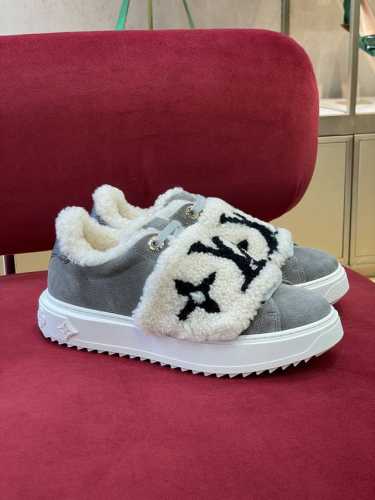 time out sneakers lv2024秋冬厚底运动鞋新品 经典麂皮面厚底运动鞋搭配羔羊毛元素， 这真是温柔又俏皮，时髦满分 原版tpu鞋底 size3
