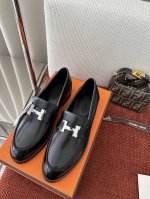 莞产 * Faubourg H扣乐福鞋｜原版购入代购级别 材质与工艺： 原版进口小牛皮 山羊皮内底和内衬 鞋面配银色H扣 黑色橡胶鞋底 手缝马克线 Size：3