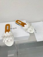 花瓣拖鞋 Alaia 尖头拖鞋来自巴黎 一见倾心 白色小羊皮 高级 经典 阿莱娅还有另外性感的一面 配上不同款式，不同风格都能轻松驾驭，无论牛仔裤，西装裤，还是