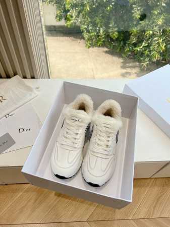 G059C'est Dior 迪奥 24秋新款全新休闲运动鞋‘棉鞋毛毛鞋以牛皮革和网眼织物制作，轻盈透气。侧边的CD字母非常有Dior辩识度，运动风设计融合流苏 - 点击图像关闭