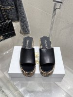出厂 25Ss春夏新款Dior 迪奥D-Attitude 坡跟凉拖鞋交叉扣带防水台拖鞋 这款 Attitude Dior坡跟凉拖是二零二四冬季成衣系列新品，从复