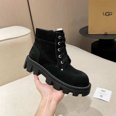 UGG。 最高版本官网雪地靴款式百搭时尚： 面料：进口磨砂牛皮 内里和垫脚：澳洲进口纯百分之百的全真羊毛 大底：原版开模橡胶底.超级防滑.轻便. 码数：35:4