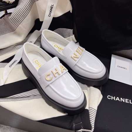 CHANEL最新款乐福鞋上线热卖！ 小香今秋最具人气的乐福鞋现货供应！ 咱家一比一原版开发，各种细节都是遵照原版定制打造，选材精细！ 面料：进口牛皮 内里：羊皮 - 点击图像关闭