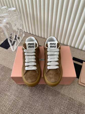 Miumiu 缪缪饼干底2024春夏新款英伦风系带乐福鞋 Miumiu秀场适当独一无二的擦色工艺工艺来自 Miu Miu 系列的细节特写 新季的潮流要素一与此刻 - 点击图像关闭
