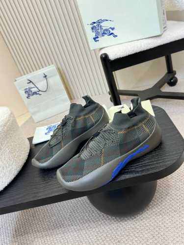 男款 , Burberry2025爆款出炉，超轻袜子鞋，百搭，装饰精纺 Burberry 格纹图案。搭配网眼内衬和格纹鞋带，橡胶鞋底饰有典藏 Burberry