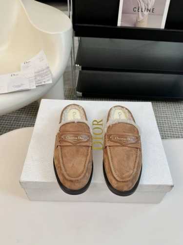 半拖 Dior 迪奥秋冬新款毛毛乐福鞋 顶级品质，版型超正，复古时尚经典单品 巴黎时装周第一场分量十足的大秀场打造的新品 灵感由D主设计师巧妙结合在完美鞋型上.