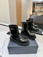 Dior 迪奥 24秋冬新款 靴 马丁短靴 简约高级采用别具一格的设计元素打造醒目的外观。采用牛皮革打造，可轻松穿脱。从 book tote 手袋汲取灵感，顶
