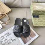 出厂： Gucci 古驰2025顶级专柜 初夏情侣新款 官网上新 独家首发 Gucci 古驰 25S 初夏情侣拖 古驰拖鞋 古驰情侣穿搭 Gucci拖鞋 Guc