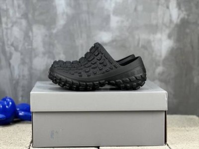 460 現貨 Balenciaga Defender轮胎拖鞋 23Ss春夏走秀款 Clog拖鞋造型 轮胎纹路直白的体现在鞋面和大底位置中 极具造型辨识度 鞋面材