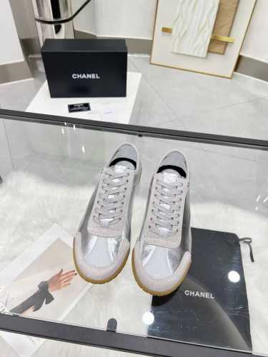 Chanel香奈儿2024专柜顶级休闲款运动鞋这款经典设计；鞋面多种工艺电绣的风格；大底却时尚运动；不平凡的拥入了多种配色元素多元化混搭非常好看百搭，休闲，时尚