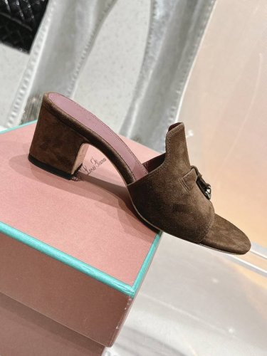 诺悠翩 万年经典拖鞋 简约时尚 脚感超级舒适 一天可以暴走两万步的鞋子 超级百搭款！1鞋面采用独特针织面料制作工艺，全方位复原专柜工艺流程，中底部位全牛皮拉帮工