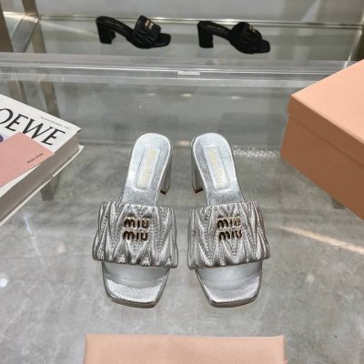 miumiu2025Ss春夏新款高跟底小羊皮凉鞋拖鞋 顶级版本 zp开发 原版拆卸 对版菱格纹 秒杀市面普通版本 Miumiu真的太少女啦 小羊皮超级软糯 舒适
