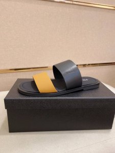 工厂p价 prada 拖鞋 顶级代购 男士春夏拖鞋专柜同步 鞋面意大利进口牛皮搭 标志图形高品质工艺 鞋底 原厂特供原版底 独家活动成型底超级舒适 原厂跟单货