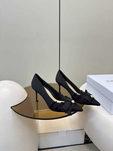 顶级原单 配飞机盒 dior 迪奥 新品蝴蝶结Cd珍珠扣高跟单鞋 新品珍珠扣高跟鞋 性感且时髦 蝴蝶结上加了Cd细节的珍珠设计精致 必备款舒适感真的极极好 面料