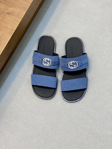 Gucci 男士互扣式双G凉拖 Lido系列，设计灵感源自意大利海岸的夏日风情和海滩俱乐部。这款低调内敛的鞋履选用舒适光面皮革匠心打造，缀饰圆形互扣式双G标识，