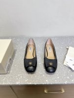 bally 芭利 25Ss春夏新款 织带蝴蝶结 扣饰 平底 芭蕾舞鞋 款式新颖别致，采用方形头型设计 配以最新Ball*字母扣搭设计突出品牌标识 鞋面采用混子混
