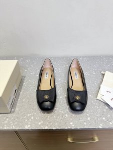 bally 芭利 25Ss春夏新款 织带蝴蝶结 扣饰 平底 芭蕾舞鞋 款式新颖别致，采用方形头型设计 配以最新Ball*字母扣搭设计突出品牌标识 鞋面采用混子混