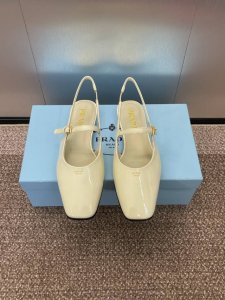 工厂价 PRADA 2025春夏新款方头低跟穆勒女鞋 普拉达粗跟果冻色时尚百搭后空凉鞋材质:鞋面进口牛漆皮+水染羊皮内里+意大利注塑真皮大底跟高：2.5CMSi