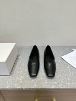 Toteme 小众潮牌 新品 复古方头平底单鞋 简约的冷淡风 复古又百搭！ 穿在脚上 质感十足 整个造型都会显得很高级 时髦小姐姐必备单品！ 鞋面：采用进口牛皮
