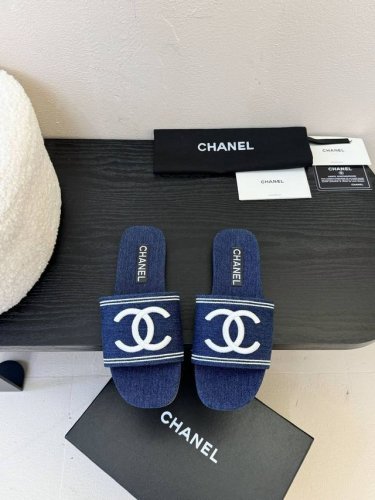 Chanel 小香 25Ss 春夏新品度假 牛仔布懒人拖鞋 小香的一款全新设计 简约百搭上脚超级美的 怎么看都超美 鞋面：采用牛仔布 内里垫脚：牛仔布 大底：意