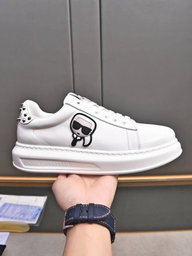 打钉 卡尔老佛爷 精工定制上市 品牌字母工艺点缀绝美奢华闪耀 精湛的做工 众多人至爱采用高端进口牛皮 羊里 品牌大底 完美诠释鞋履最新灵感 经典与时尚融为一体奢