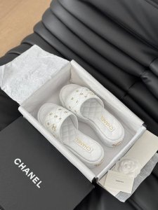 chanel 24P新款厚底坡跟拖鞋 菱格厚底松糕凉鞋 夏天一定要入的拖鞋系列 可文艺可时髦 穿搭率实在太高了 厚底在拉长腿方面真的Yyds 百搭舒适 上脚秒变