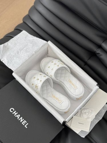 chanel 24P新款厚底坡跟拖鞋 菱格厚底松糕凉鞋 夏天一定要入的拖鞋系列 可文艺可时髦 穿搭率实在太高了 厚底在拉长腿方面真的Yyds 百搭舒适 上脚秒变