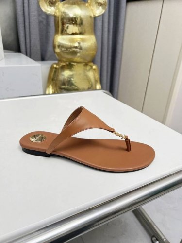 圣罗兰 :深棕色牛皮 橡胶底 真皮底 码数35-44 42.43.44定做不退换 面料 头层牛皮 羊皮里 这款便鞋风格优雅 穿搭轻松 洋溢清新朝气 灵活演绎百变