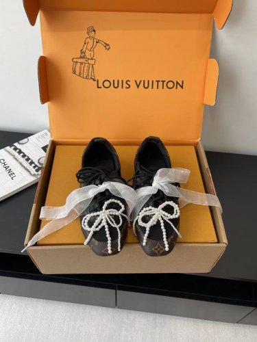 顶级版本 配饰20 louis Vuitton路易威登驴牌春夏Sneakerina系列 芭蕾运动鞋 德训鞋 情侣款 Sneakerina 芭蕾风运动鞋以丝滑绒面