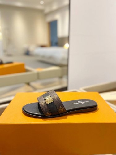 价格p： Louis Vuitton 路易威登 本款 Lv Isola 平底凉拖采用柔软牛皮革，令宽幅鞋面呈现 Lv 金属扣，追寻跨越时间的经典格调。多层皮革构
