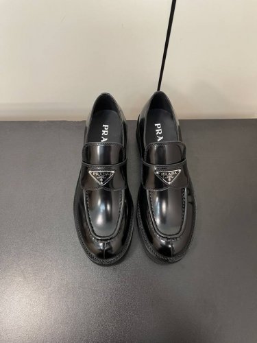 prada 普拉达 Ss24 New Arrival p家24春夏 厚底三角标乐福鞋 加厚的发泡鞋底 增高又轻盈 真的太酷太个性 搭配黑丝白袜打底裤都可以 穿牛