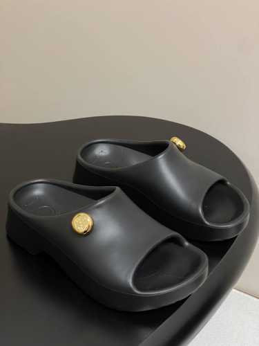 loewe 罗意威 2025夏季新款Foam pebble 凉拖鞋简约时尚橡胶厚底拖鞋 超轻拖鞋 超舒服 湿水 去沙滩穿超合适的 颜值也很高 夏季必备款 橡胶发
