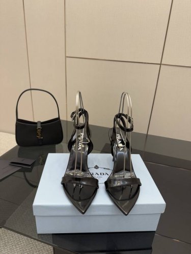 厂价 Prada 普拉达 经典春夏 三角标凉鞋系列 简单的设计大概就是它最让人喜欢的点 不是烂大街的那种 很有自己的品牌个性 面料采用开边珠 内里垫脚混种羊皮