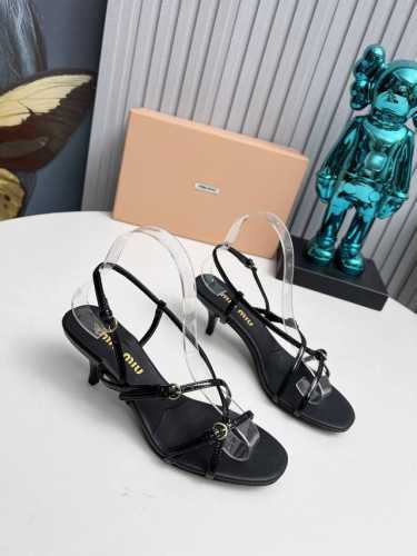 工厂 2024 新款新品 MIU MIU 全新超美装饰搭配,时尚淑女气质十足 双色拼接 又不乏美艳色彩,外侧附带弹力象巾 上脚非常方便意大利引进的原版楦头是最新